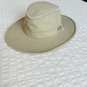 Men’s Tilley LTM6 Airflo Broad Brim Hat in Khaki/Olive (Med 7 1/8)